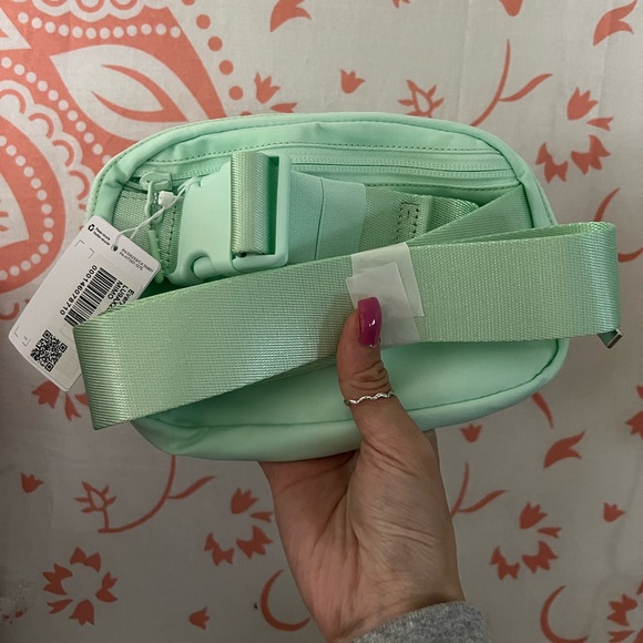 BRAND NEW WITH TAGS! LULULEMON ATHLETICA everywhere belt bag - mint moment - Picture 2 of 5